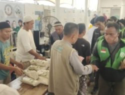 Jum’at Berkah & Jum’at Peduli, Polsek Metro Penjaringan Bekerja Sama dengan DKM Masjid Al-Qohhar Bagikan Sembako untuk Ojol