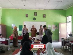 Pastikan Program Berjalan Lancar, Polsek Jatisampurna Monitoring Penyaluran Makan Bergizi Gratis di SDN II