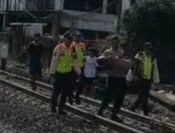 Polisi Sigap Berikan Pertolongan kepada Anak Kecil yang Terserempet Kereta di Pademangan