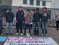 ‎Dugaan KKN di Tubuh DPUPR Banten, Mahasiswa Geruduk Kantor DPUPR Gelar Aksi Demonstrasi