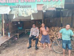 Unit Bhabinkamtibmas Laksanakan Giat Sambang Pedagang Kelapa di Pasar Babakan Dalam Rangka Implementasi Program Jaga Jakarta