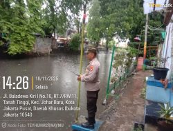 Kapolsubsektor Galur Cek Genangan Air Kali Sentiong, Pastikan Situasi Aman dan Terkendali