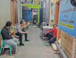 Bhabinkamtibmas Kampung Rawa Patroli Jalan Kaki dan Sambang Pos Satkamling RW 06