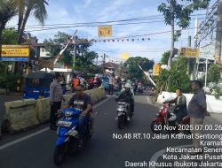 Polsek Johar Baru Kawal Arus Pagi dan Cegah Kejahatan di Perlintasan KA Kramat Sentiong
