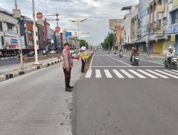 Personel Patko 1011 Intensifkan Pengaturan Lalu Lintas di TL Biak Pecenongan, Arus Kendaraan Tetap Terkendali