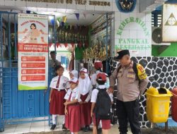 Peduli Keselamatan Pelajar, Bhabinkamtibmas Kawal Masuk Sekolah Pagi Di SDN Gondangdia 01