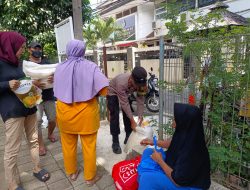 Bhabinkamtibmas Petojo Utara Monitor Penyaluran Bantuan Pangan untuk 743 Warga