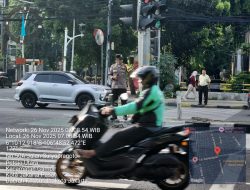 Petugas Kawal Kepadatan Pagi di TL Kesehatan Petojo Utara, Arus Lalin Berjalan Lancar