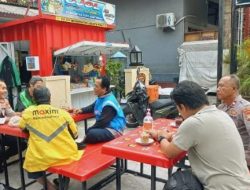 Polsek Cempaka Putih Sambangi Gerai Ojol Mart Rawasari, Sampaikan Pesan Kamtibmas kepada Pengemudi Ojek Online