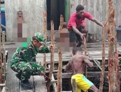 Babinsa Mapurujaya Laksanakan Komsos dan Bantu Warga Membangun Jembatan Penghubung sebagai Wujud Kepedulian dan Kebersamaan di Wilayah Binaan