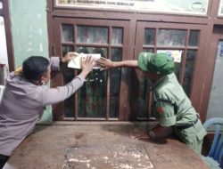 Polsek Pademangan Sosialisasikan Layanan Polisi 110 dan Pasang Stiker di Permukiman Warga