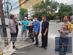 Bhabinkamtibmas Petojo Utara Bersama Unsur Kelurahan Lakukan Pemantauan Wilayah di Jl. Hasyim Asy’ari