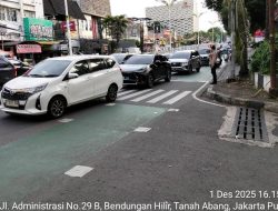 Polisi Atur Lalu Lintas di TL. Penjernihan Raya Pada Puncak Mobilitas Sore Hari