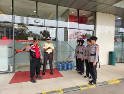Cegah Kriminalitas, Anggota Samapta Polres Metro Tangerang Kota Gelar Patroli Jalan Kaki di Ruko Perbankan