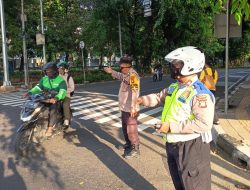 Guna Kelancaran Lalu Lintas Jam Kerja, Personil Polsek Metro Gambir Sigap Mengatur Lalu Lintas