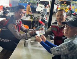 Unit Samapta Tempel Stiker Barcode Pelaporan, Di Pemukiman Karang Anyar