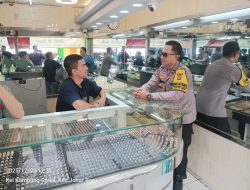 Bhabinkamtibmas Kampung Rawa Sambang Toko Emas, Pastikan Area Pasar Gembrong Aman