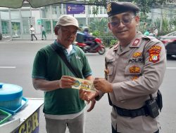 Patroli Jalan Kaki, Polisi Edukasi Barcode Sahabat Patroli ke Pedagang Keliling
