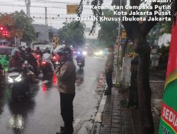 Gatur Sore Hari, Personel Polsek Johar Baru Kendalikan Padatnya Arus di Lintasan KA