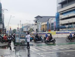 Pengaturan Lalu Lintas Sore di TL Kesehatan Tetap Lancar Meski Diguyur Hujan