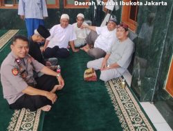 Sholat Jumat Berjamaah di Masjid Izzul Islam, Kapolsubsektor Kayu Awet Perkuat Silaturahmi dan Keamanan Wilayah