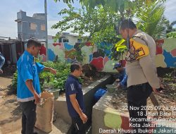 Bhabinkamtibmas Gambir Cek Progres Pembuatan Saluran Air, Antisipasi Banjir di Musim Hujan