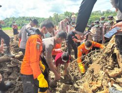 Tugas Kemanusiaan Berlanjut: Tim Brimob Polda Riau Evakuasi Jenazah Korban Bencana di Kecamatan Palembayan