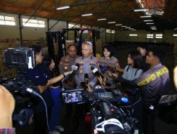 Slog Polri Percepat Distribusi Bantuan ke Tiga Provinsi Terdampak Bencana Melalui Jalur Udara dan Laut