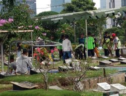 Peduli Warga, Bhabinkamtibmas Petamburan Hadiri Takziah dan Pemakaman di TPU Karet Bivak