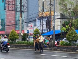 Utamakan Keselamatan Nasabah, Petugas Security BRI KC Cilegon Siap Bantu Penyeberangan dengan Aman