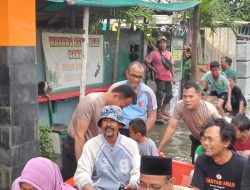 Kapolsek Kelapa Gading Pimpin Evakuasi Warga Terdampak Banjir di Pegangsaan Dua