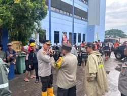 Kapolres Metro Jakarta Utara bersama Forkopimko Tinjau Pengungsi Banjir di Cilincing, Salurkan Ratusan Paket Bantuan