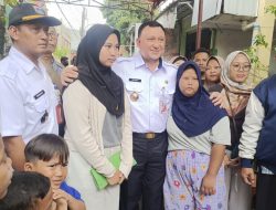 Wali Kota Jakarta Utara Serahkan Uang Duka, Komputer, dan Beasiswa kepada Anak Korban Banjir Tersengat Listrik di Cilincing