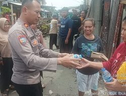 Polsek Kelapa Gading Salurkan Bantuan Makanan bagi Warga Terdampak Banjir di Pegangsaan Dua