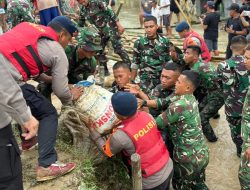 Brimob Polda Metro Jaya Dan TNI Tangani Tanggul Jebol di Muara Gembong