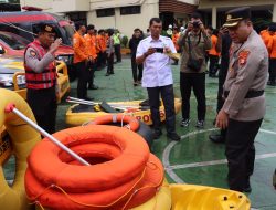 Banjir Rendam Sejumlah Ruas Jalan Jakarta, Brimob–Lantas–Polair PMJ Bergerak Cepat, Polri Siagakan 128.247 Personel Secara Nasional