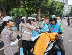 Polda Metro Jaya Gelar Jumat Peduli, Bagikan Bantuan untuk Pengemudi Ojol