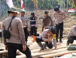 Polres Bener Meriah dan Brimob Polda Aceh Bangun Jembatan Darurat di Kampung Setie Kecamatan Timang Gajah