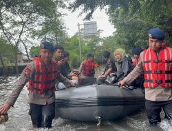 Sigap Tanpa Menunggu, Gegana Brimob Evakuasi Warga Terjebak Banjir di Daan Mogot