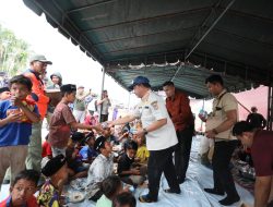 Tinjau Lokasi Terdampak Bencana, Kasatgas Tito Makan Bareng Pengungsi di Dusun Seulemak