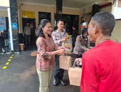 Kapolsek Senen Bagikan Bingkisan dalam Kegiatan Jumat Berkah