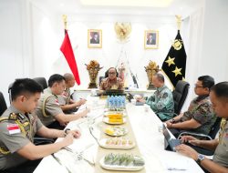 Lewat Buku, Wakapolri Titipkan Pesan Penting Pemberantasan TPPA–PPO kepada 5 Calon Atase dan Staf Teknis Polri