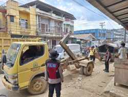 Dari Jalan Tergenang ke Bengkel Perbaikan, Polisi gunakan towing Evakuasi Mobil Warga Pascabanjir