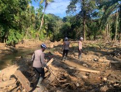 Pulihkan Pasca-Banjir Bandang, Tim SAR Resimen II Pasukan Pelopor Bersihkan Sungai di Agam
