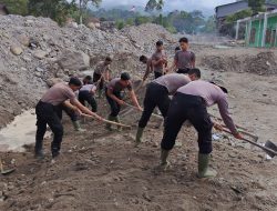 Bersihkan Rumah Allah Pascabanjir, Polri dan Warga Bener Meriah Gotong Royong Siapkan Meunasah Sambut Ramadan