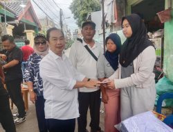 Anggota DPRD DKI Jakarta Bun Joi Phiau Serahkan Uang Duka kepada Anak Korban Banjir Tersengat Listrik di Cilincing