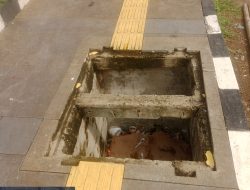 Lubang Trotoar Menganga di Jalan Luar Batang Ancam Keselamatan Pejalan Kaki