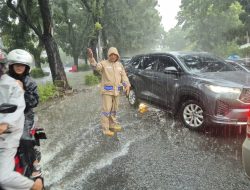 Polsek Kelapa Gading Lakukan Monitoring Genangan Air dan Pompa Air Akibat Hujan Lebat