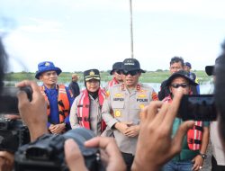 Kapolda Metro Jaya Bagikan Sembako ke Warga Terdampak Banjir di Muara Gembong