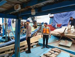 Ditpolairud Polda Metro Jaya Relokasi 12 Kapal Perikanan Mangkrak di Muara Angke